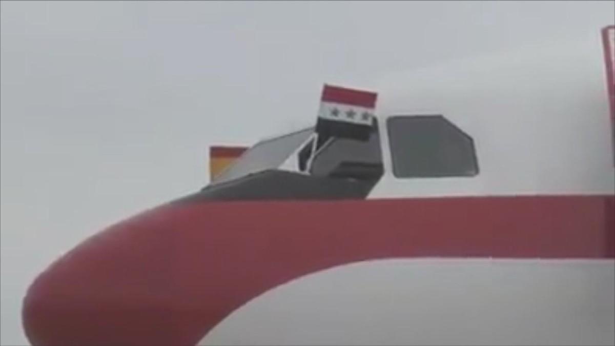 العلم العراقي القديم على طائرة الملك الإسباني