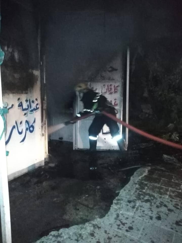 صور| النيران تلتهم طفلاً وامرأة داخل منزل كرفاني في بغداد