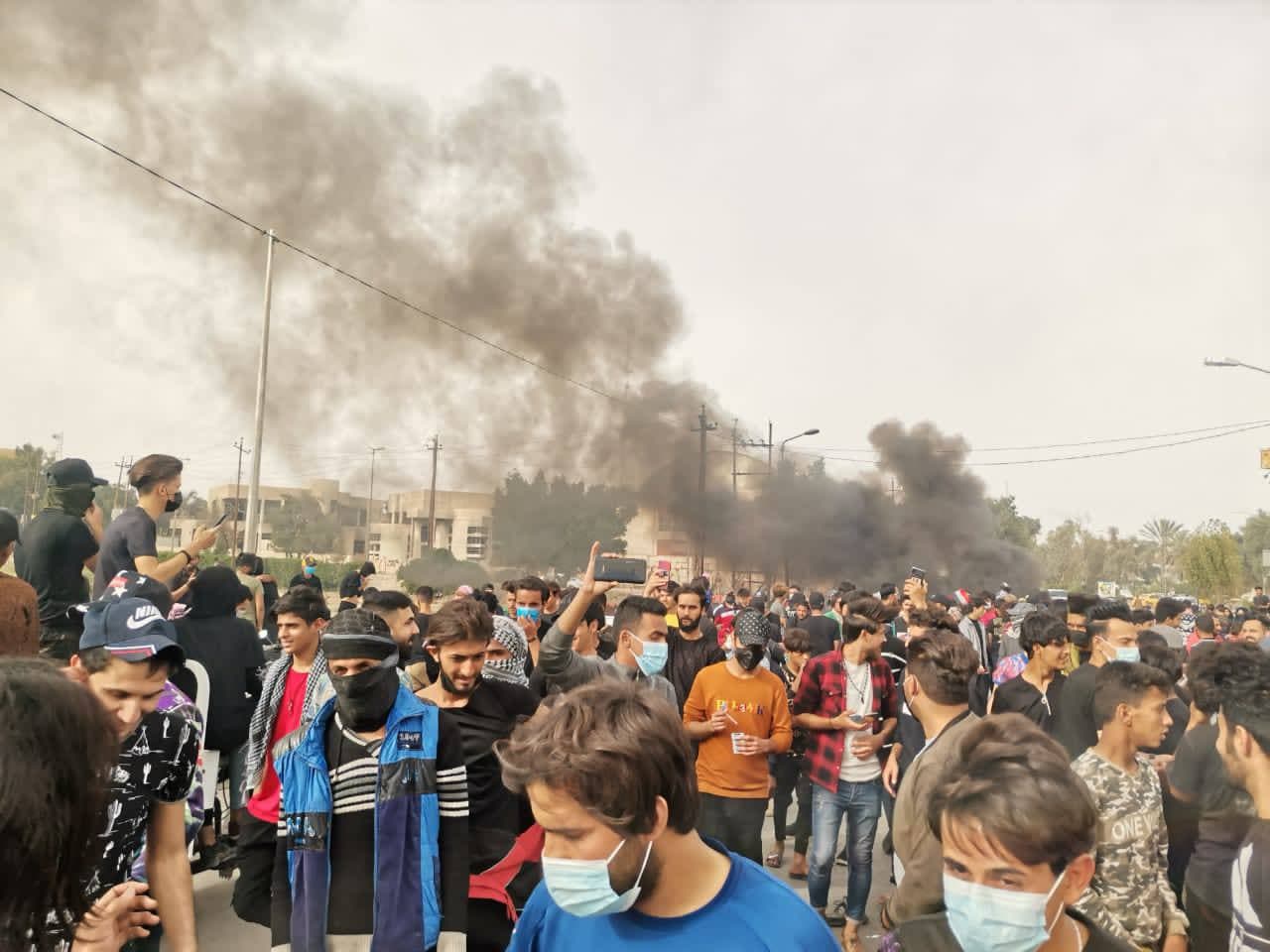على وقع الاغتيالات والعنف.. نيران الاحتجاجات تشتعل في 5 مدن عراقية %D9%86%D8%A7%D8%B5%D8%B1%D9%8A%D8%A9%2022