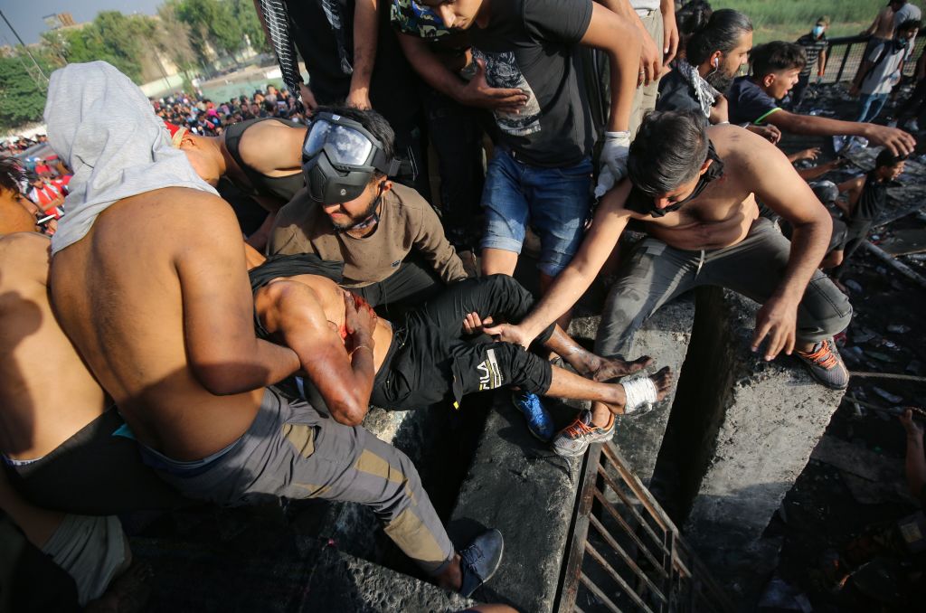 صور| إصابات بين صفوف متظاهرين وقوات أمن في بغداد 