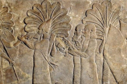 كتبة آشوريون يدونون ملاحظات ـ نقش بارز من الجبس يعود للفترة 620 ـ 640 ق.م 