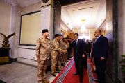 واجتمع الكاظمي بحسب بيان لمكتبه تلقى "ألترا عراق" نسخة منه، "بالقادة والآمرين والملاكات المسؤولة في الوزارة، يتقدمهم وزير الدفاع".