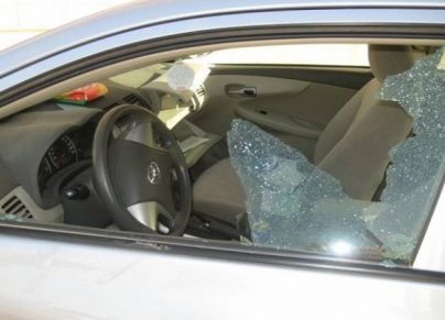 كسر زجاج السيارات