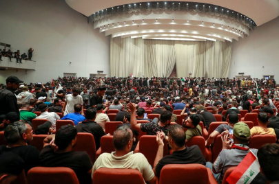 انتشرت بعض الصور لباعة متجولين داخل مبنى البرلمان العراقي