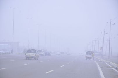 KIRKUK, IRAQ - JANUARY 31: A view of traffic with poor visibility during foggy weather in Kirkuk, Iraq on January 31, 2023. (Photo by Muhammet Kasim/Anadolu Agency via Getty Images)