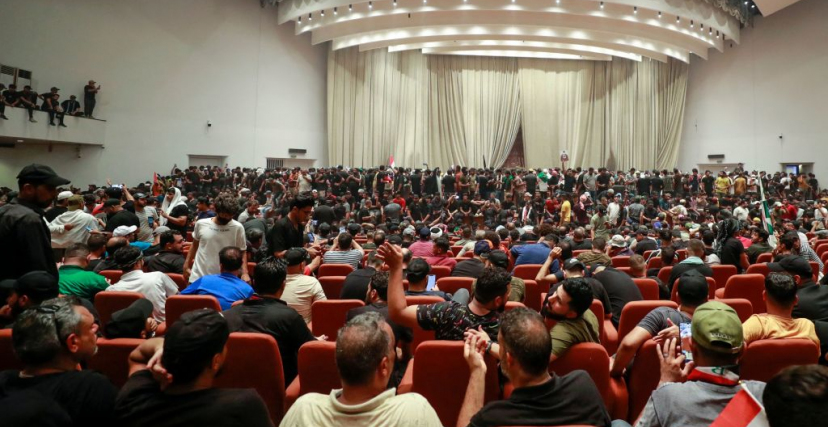 انتشرت بعض الصور لباعة متجولين داخل مبنى البرلمان العراقي