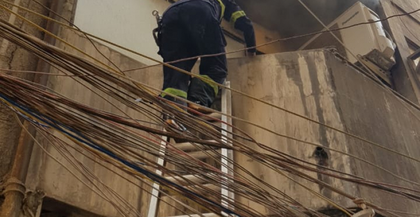  الدفاع المدني تخمد حريقًا داخل مخزن في شارع الرشيد