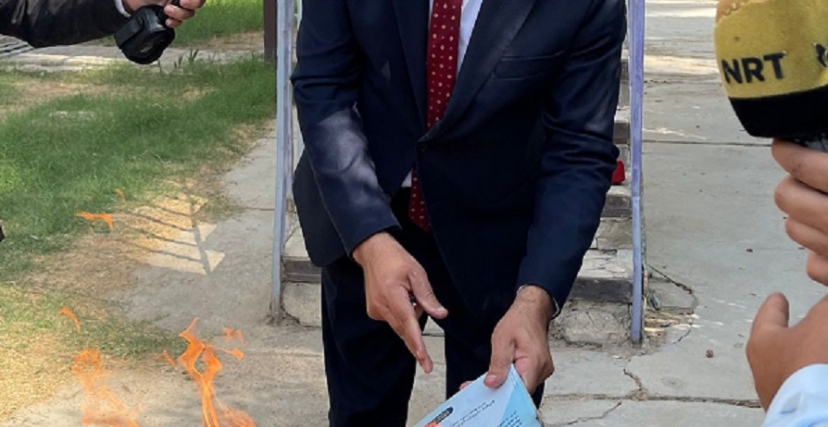 أقدم بروفيسور عراقي في جامعة بغداد، يوم الأحد 16 تشرين الأول/أكتوبر 2022، على إحراق شهاداته ومؤلفاته العلمية والأدبية، كما قدّم استقالته من العمل الأكاديمي،  احتجاجًا على ما وصفه بالظلم الذي تعرض له في الجامعة.