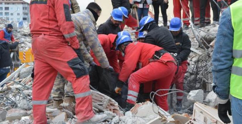 أعلنت مديرية الدفاع المدني، اليوم السبت، انتشال  14 جثة من تحت ركام أنقاض ثلاث بنايات مكونة من خمسة طوابق منهارة في منطقة حافظ في تركيا.