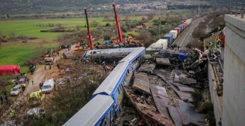 اصطدام قطار شحن بقطار ركاب في اليونان